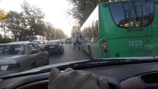 Уже второй день по улице Анкара выставляют колонну троллейбусов, которые в утренний час пик создают пробки, - читатель <i>(фото)</i>
