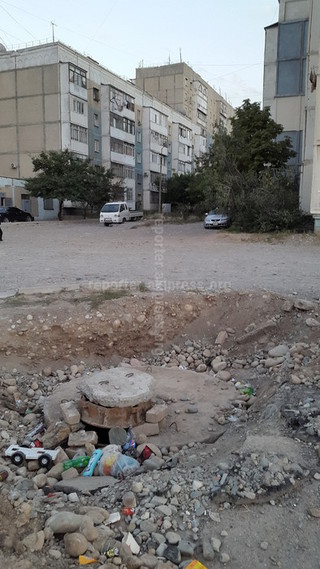 «Бишкекводоканал» в мкр Джал летом раскопал яму и забыл ее закопать, - горожанин <i>(фото)</i>