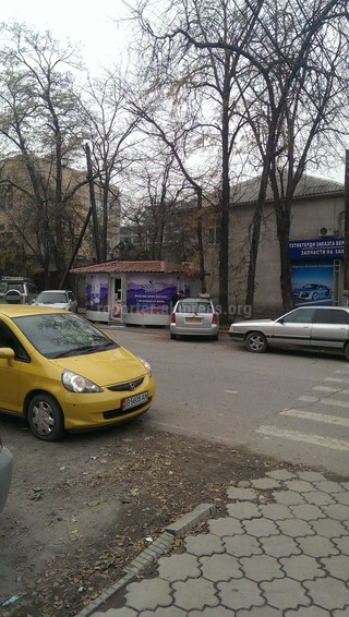 Легально ли установлен киоск на пересечении улиц Тыныстанова-Горького? - читатель (фото)