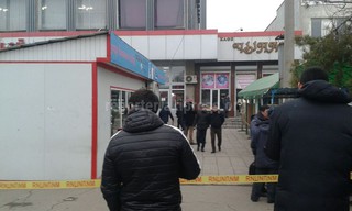 <b>В Кара-Балте оцеплено здание ТД «Чинара» из-за сообщения о заложенной бомбе, - читатель <i>(фото)</i></b>