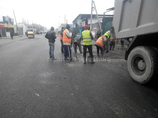 Еще не завершен ремонт дороги по улице П.Лумумбы, а уже ведутся ямочные работы, - читатель <b><i>(фото)</i></b>