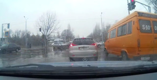 На перекрестке Донецкая-Жукеева-Пудовкина произошло ДТП (видео)