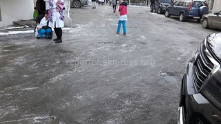 Читатель просит очистить тротуары от льда на территории Нацгоспиталя <i>(фото)</i>