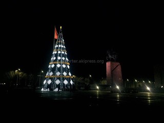 На главной елке страны установлены гирлянды с кыргызскими орнаментами <b><i>(фото)</i></b>