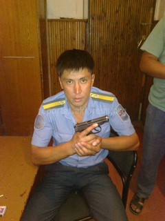 Сотрудники МВД выкладывают в соцсети свои <b>фото с оружием</b>