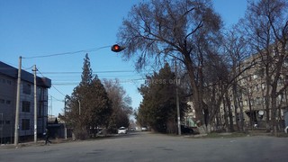 Светофор на пересечении улиц Орджоникидзе-Айни находится в рабочем состоянии, - СМЭУ ДПС Бишкека