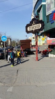 Читатель интересуется, законно ли на перекрестке Абдрахманова-Токтогула заведения перекрыли тротуар <i>(фото)</i>