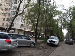 Первомайский акимиат провел разъяснительную работу с владельцами авто о недопущении парковки на газонах на Раззакова-Линейной