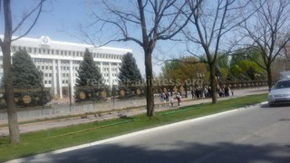 Возле здания Жогорку Кенеша собралась группа людей <i>(фото)</i>