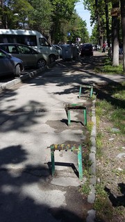 По ул.Тоголок Молдо остатки скамейки торчат на месте бывшей остановки <i>(фото)</i>