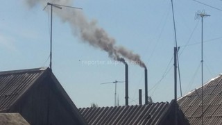 В Канте из труб предприятия идет странный черный дым, - читатель (фото)