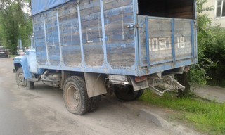 В 3 мкр Бишкека стоит грузовик уже больше месяца, - читатель (фото)
