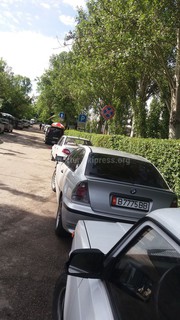 У входа в УПМ ГУВД Бишкека припаркованы автомашины, несмотря на знак запрета <i>(фото)</i>
