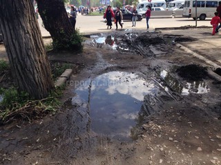 На ул.Курманжан датки образовались большие лужи грязи, пешеходы обходят их через трассу, - читатель (фото)