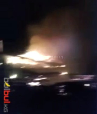 Видео — Ночью на центральном рынке Базар-Коргона произошел крупный пожар