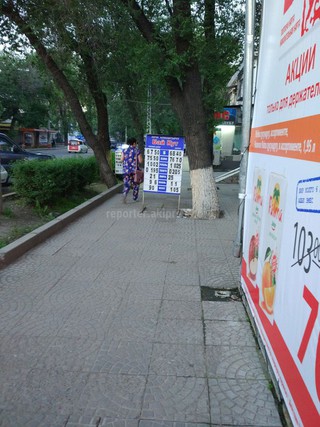 Владелец обменного бюро на ул.Московской, загородивший тротуар штендером, убрал рекламу с тротуара