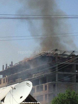 Фото и <b>видео пожара</b> в строящейся многоэтажке в Кок-Жаре