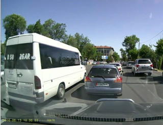 Водитель маршрутки №243 грубо нарушил ПДД, выехав на встречную полосу на ул.Жукеева-Пудовкина <i>(видео)</i>