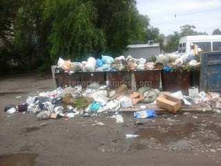 На ул.Гражданская №85 в мкр Восток-2 мусор не убирается второй день, - читатель (фото)