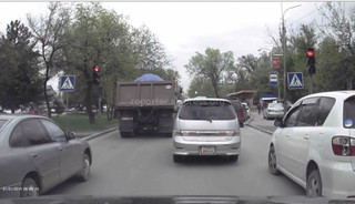 В мкр Кок-Жар две автомашины проехали на красный сигнал светофора, - читатель <i>(видео)</i>
