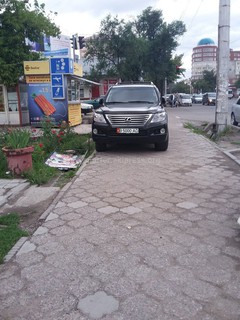 Владелец Lexus с госномером В 5000 AD загородил тротуар на ул.Ахунбаева (фото)