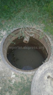 В жилмассиве Кок-Жар центральная канализация забита мусором и грязью, - читатель <i>(фото)</i>