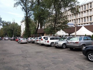 Ограждение парковки кафе «Тюбетейка» на улице Турусбекова убрано, - «Бишкекглавархитектура»