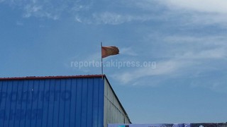 На крыше рынка на объездной дороге висит порванный флаг, - читатель (фото)