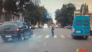 На ул.Киевской внедорожник ехал по встречке и чуть не сбил пешехода на «зебре» <i>(видео)</i>