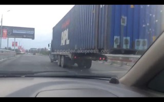 «Экстремал» на большегрузном авто перевозит железный контейнер, половина которого висит в воздухе, - читатель (видео)