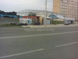 На участке ул.Ахунбаева на дороге образовались ямы, - читатель (фото)