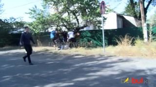 Видео — В Бишкеке группа парней избила подростка