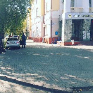 В Бишкеке машина с госномером MVD 685 M была припаркована на тротуаре, - читатель (фото)