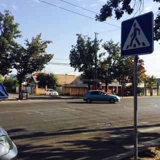Бишкекчанка просит соответствующие службы обновить «зебру» на перекрестке Ахунбаева-Табалдиева (фото)