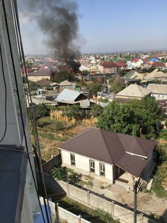 На ул.Баха в Бишкеке произошел пожар в частном доме <i>(фото, видео)</i>
