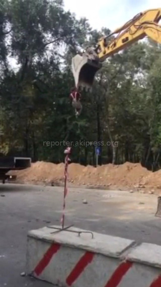 В Бишкеке экскаватор при ремонте теплотрассы поднял рабочего, - читатель <i>(видео) </i>