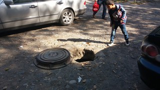 В Бишкеке на ул.Гоголя №20 рядом с детсадом крышка люка открыта, - читатель (фото)