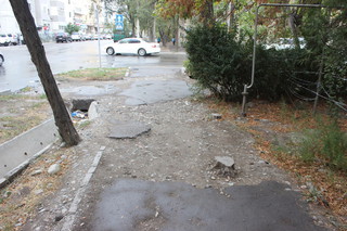 На перекрестке Боконбаева-Исанова тротуар весь в ямах, пешеходный переход стерт и бордюры обваливаются, - читатель (фото)