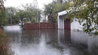 Двор дома №214 по ул.Абдрахманова в Бишкеке затопила вода, вышедшая из арыков (фото, видео)