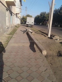 В городе Ош на ул.Шакирова лежит опора ЛЭП, которую не убирает «Ошэлектро», - читатель <i>(фото)</i>