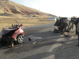 <b>На трассе между городами Узген и Жалал-Абад произошло ДТП, авто разорвало на части, есть погибшие <i>(фото, видео)</i> </b>