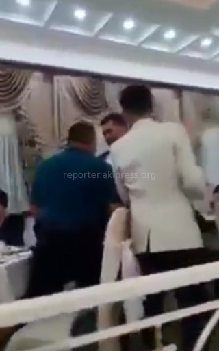 Пьяный тамада чуть не спровоцировал драку в одном из ресторанов Бишкека <i>(видео)</i>
