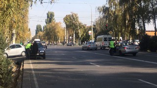 В Бишкеке водитель автомашины МВД остановился на дороге, чтобы переговорить со своим коллегой <i>(фото)</i>