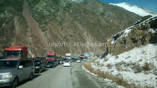 Фото – На перевале Тёо-Ашуу на автотрассе со стороны Бишкека образовалась многокилометровая пробка
