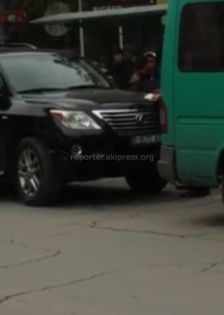 В Бишкеке на ул.Московской произошло небольшое ДТП с участием Lexus и маршрутки №113 <i>(видео) </i>