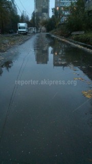На отремонтированной дороге возле дома №43 в мкр Аламедин-1 скапливается вода, - читатель (фото)