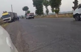 Неизвестные люди в Жалал-Абаде не выпускают большегрузные авто из города, требуя поднять цены на грузоперевозки <i>(видео)</i>