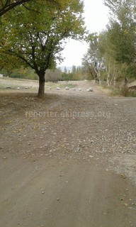 Кыргызская сторона на кыргызско-таджикской границы в городе Исфане обозначена камнями, - читатель <i>(фото)</i>