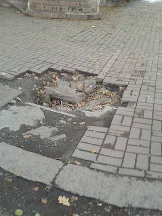 «Бишкекасфальтсервис» устранит яму на тротуаре по пр.Чуй