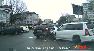 На перекрестке Чуй-Суюмбаева произошло ДТП с участием 4 авто <i>(видео)</i>